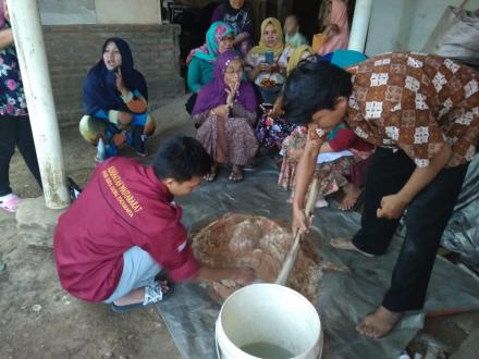 Praktek Pembuatan Media Budidaya Jamur Tiram